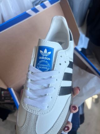 Deportivas Blancas y Negras