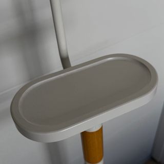 Galán de noche / perchero de pie blanco con madera