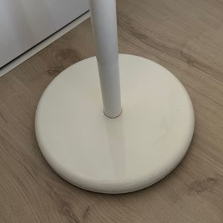 Galán de noche / perchero de pie blanco con madera