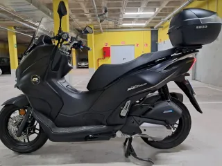 Maxi Scooter Negra 6 Meses Uso