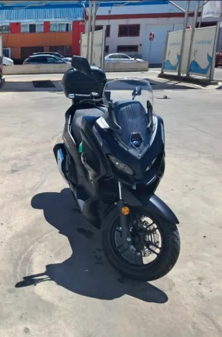 Maxi Scooter Negra 6 Meses Uso