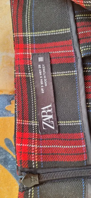 Falda de cuadros roja y negra