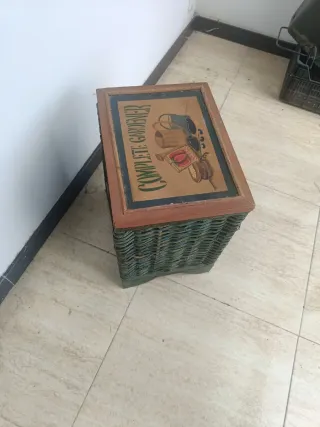 Cesta de mimbre y madera decorada