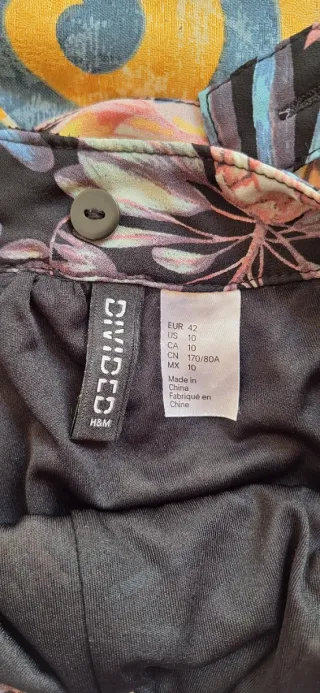 Mono estampado floral y loro