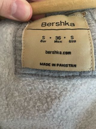 Sudadera Bershka gris con capucha