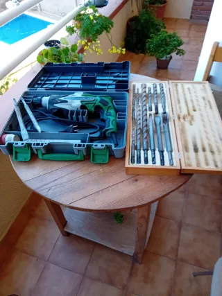Martillo Perforador Hitachi DH 24PC3 + brocas