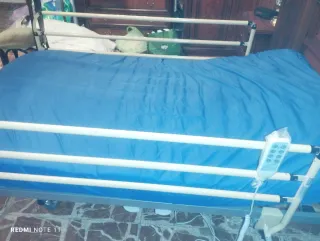 Cama articulada con colchón antiescaras