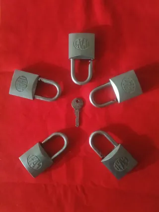 5 candados IFAN vintage + llave