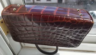 Bolso de piel marrón cocodrilo