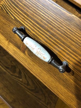 Mueble de comedor de madera y cristal