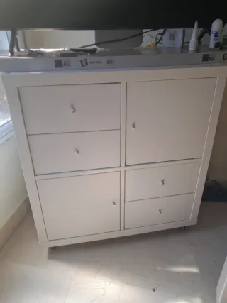 Cómoda blanca de madera