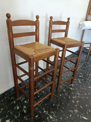 2 Taburetes altos madera oscura