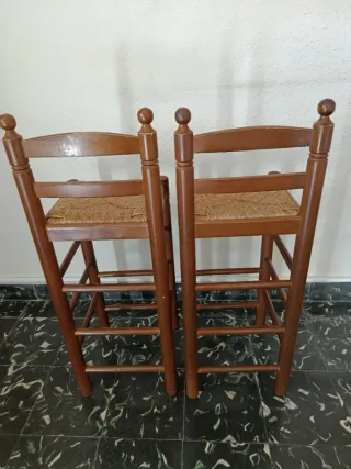 2 Taburetes altos madera oscura