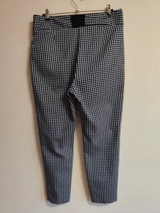 Pantalón de chica talla 42-44 de Zara.