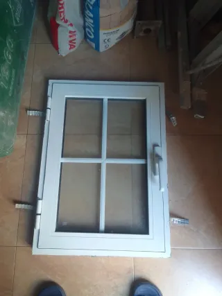 Ventana blanca con 4 cristales