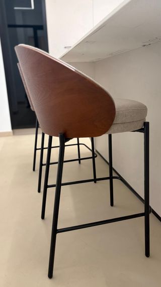 Dos Taburetes Kave Home Eamy Madera y Metal