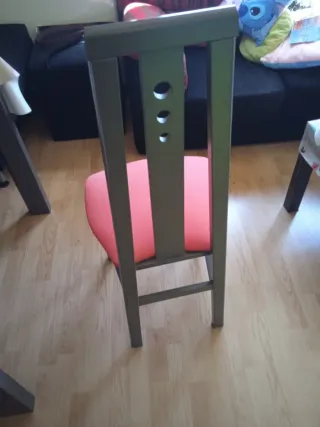 Sillas de comedor grises y rojas