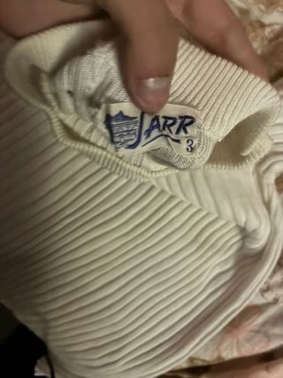 Pullover bianco con bottoni