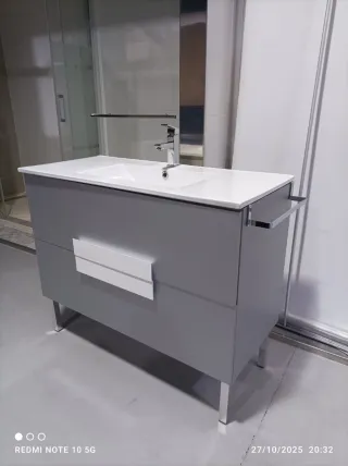 Mueble de baño gris y blanco