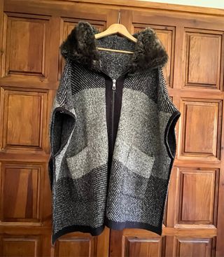 Preciosa capa Zara Knit con capucha y pelo