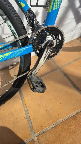 Bicicleta de montaña Cube azul