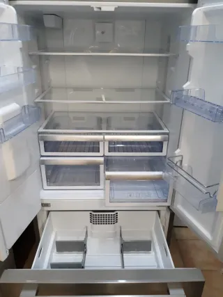 Nevera americana marca BEKO altura 1:82 cm ancho.