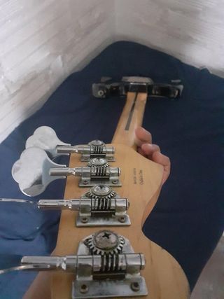 Bajo Squier Fender California Series