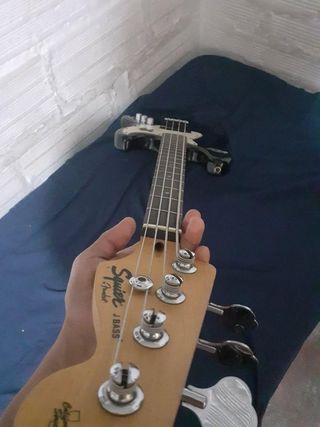 Bajo Squier Fender California Series