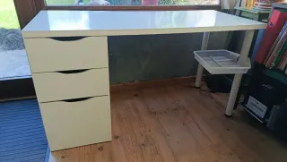 Mesa escritorio blanca con cajones