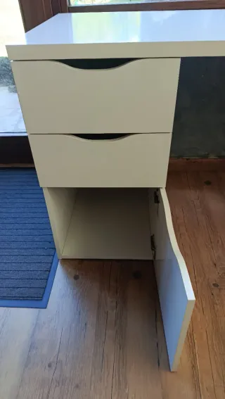 Mesa escritorio blanca con cajones