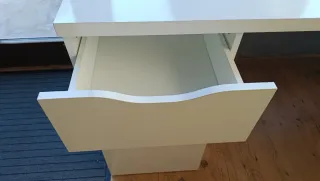 Mesa escritorio blanca con cajones