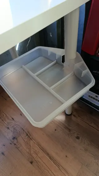 Mesa escritorio blanca con cajones