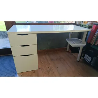 Mesa escritorio blanca con cajones