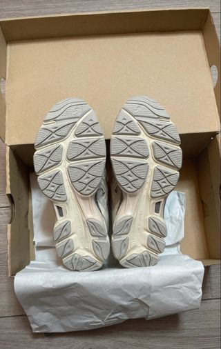 Zapatillas ASICS Gel NYC Beige y Gris