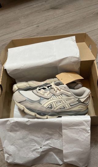 Zapatillas ASICS Gel NYC Beige y Gris