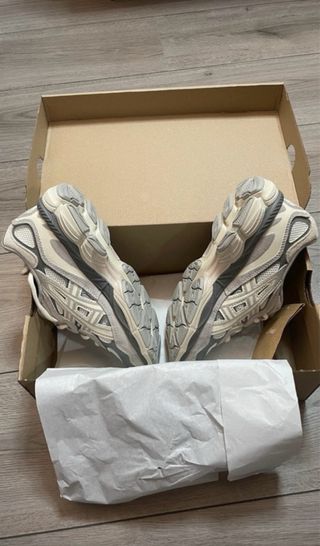 Zapatillas ASICS Gel NYC Beige y Gris