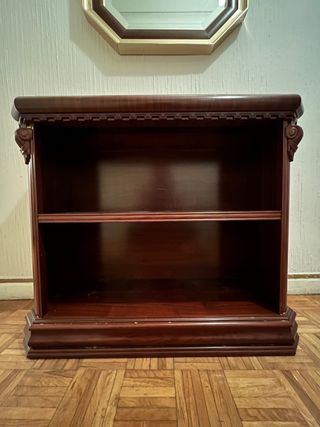 Mueble aparador de madera oscuro