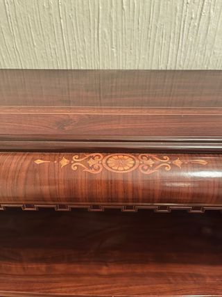 Mueble aparador de madera oscuro