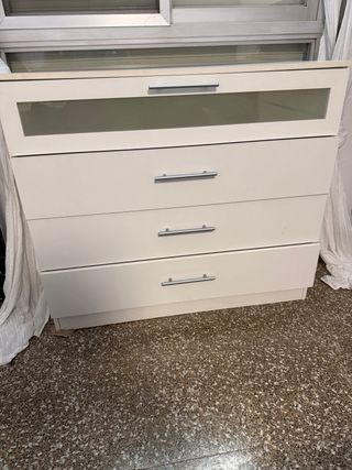 Cajonera blanca con detalles de cristal