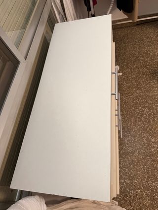 Cajonera blanca con detalles de cristal