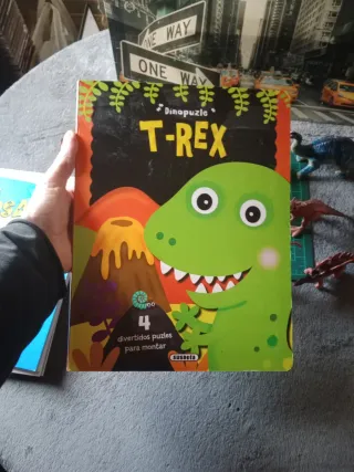 Lote Libros y Figuras Dinosaurios