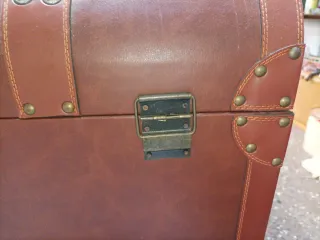 Baúl de madera y cuero