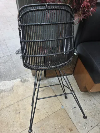 Sillas de hierro forradas de mimbre negro