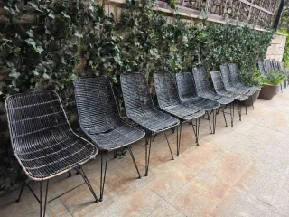 Sillas de hierro forradas de mimbre negro