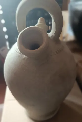 Botijo tradicional de barro sin usar