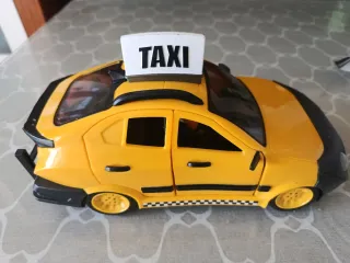 Taxi con figura Fortnite