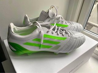 Botas de fútbol Adidas blancas y verdes
