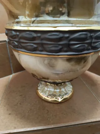 Ánfora de porcelana con detalles dorados