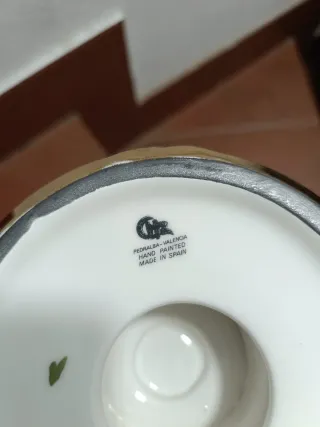 Ánfora de porcelana con detalles dorados