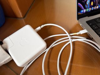 Apple cargador 61W USB-C + cable de 2 metros
